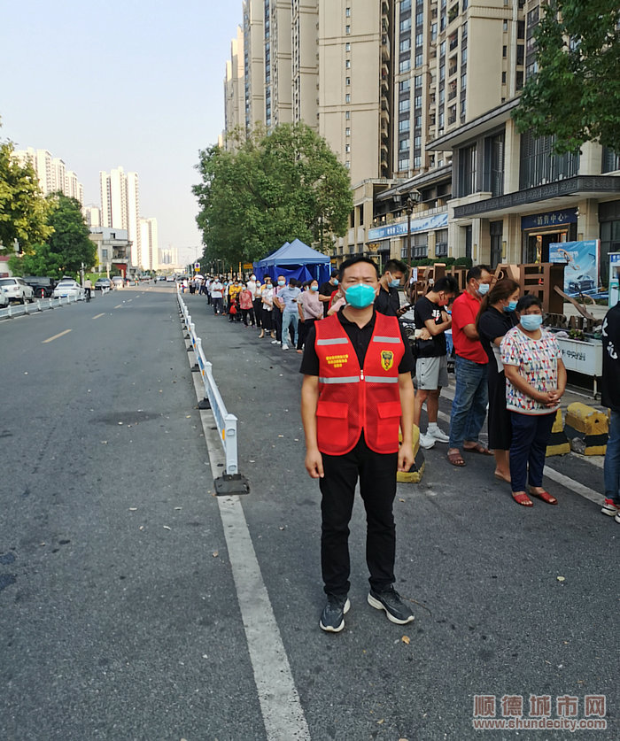 游建全在核酸检测点维持秩序。.jpg