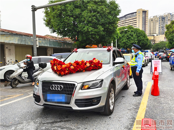 一辆接亲的小轿车驶入林头社区。.jpg