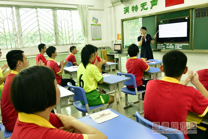 宋秋芝在课堂上教学。.jpg