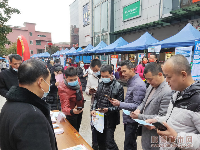 现场气氛热烈，顺企受到求职者驻足关注.jpg