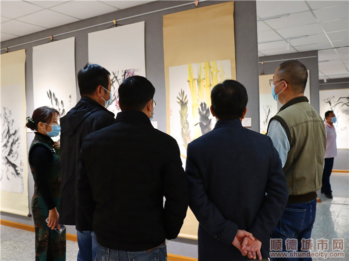 与会嘉宾参观画展。.jpg