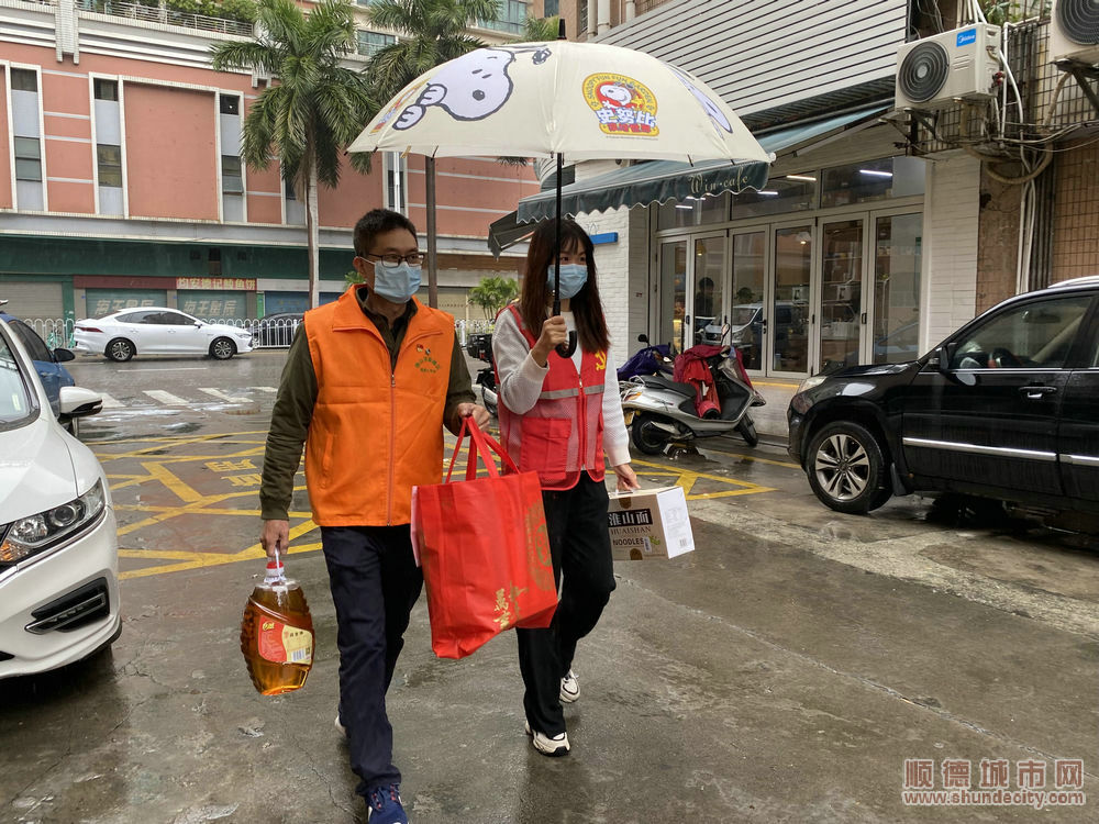 3在寒风冷雨的日子里为困难群众送去温暖。.jpg