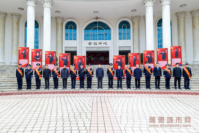 1月16日，2022年度顺德区公安工作总结会在顺德区政府会议中心召开，佛山市委常委、顺德区委书记刘智勇会前接见英模代表。.jpg