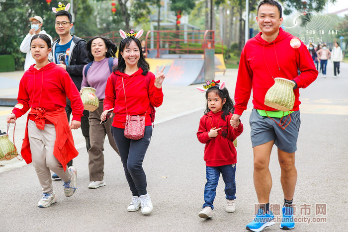 全民健身！一家人红红火火跑起来。.jpg