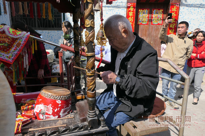 老爷子正在练习敲鼓，寻找手感。.jpg