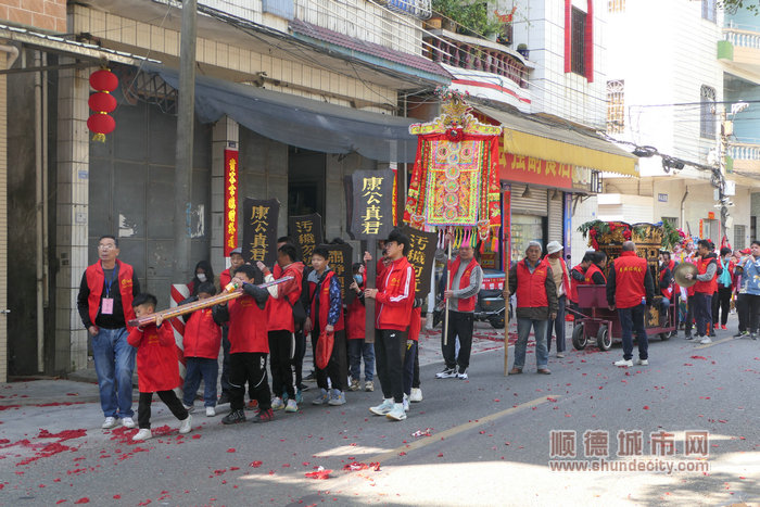 孩子们手持刻有“康公真君”“污秽勿近”的牌匾走在最前列。.jpg