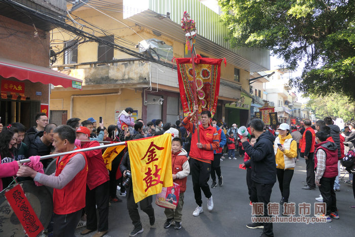 村民们夹道欢迎“康公真君”。.jpg