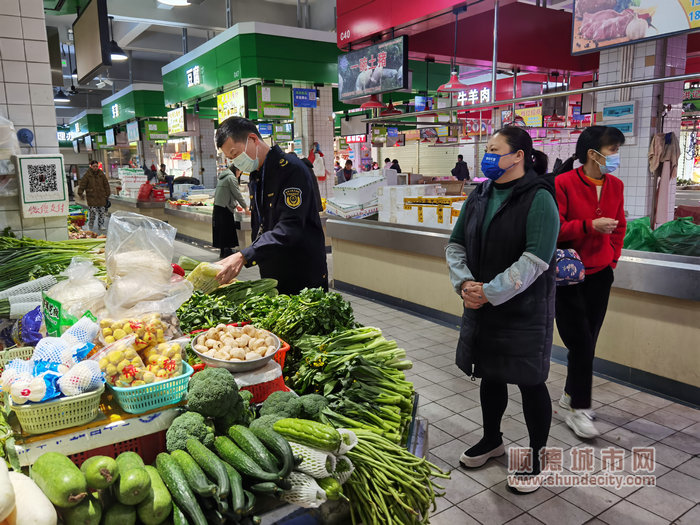 均安执行人员实地走访农贸市场，了解蔬菜价格。.jpg