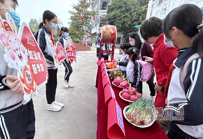 麦村小学新学期击鼓明志活动_副本.jpg