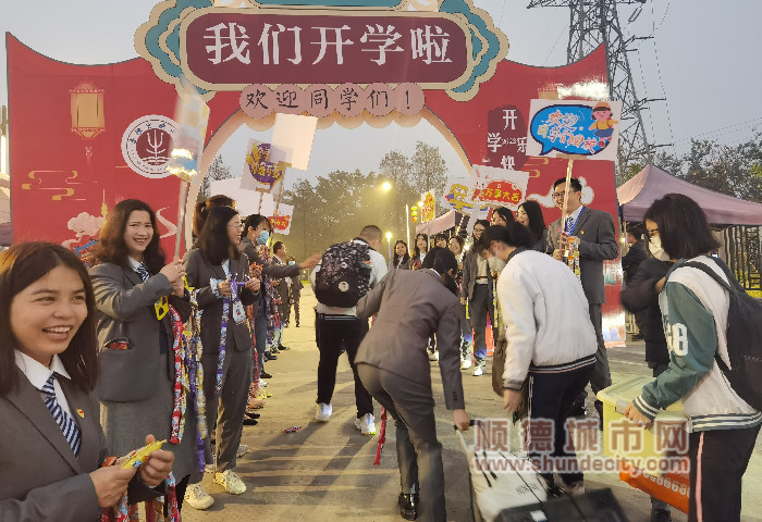 杏坛实验中学全体老师在学校门口迎接学生回校，帮忙搬行李_副本.jpg