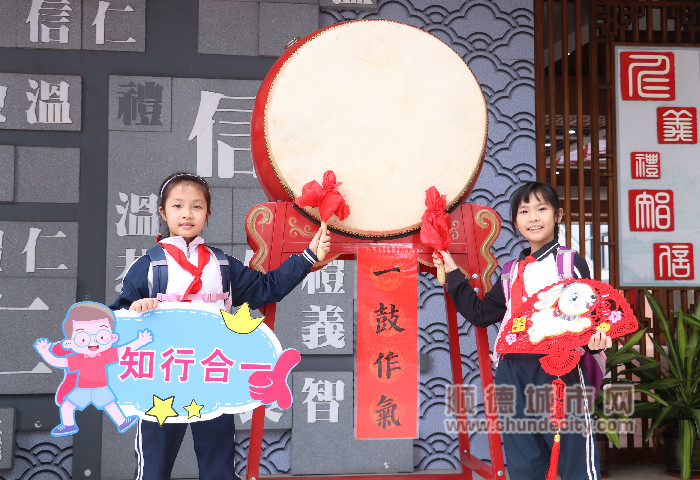 西山小学高新区学校学生鸣鼓合影_副本.jpg