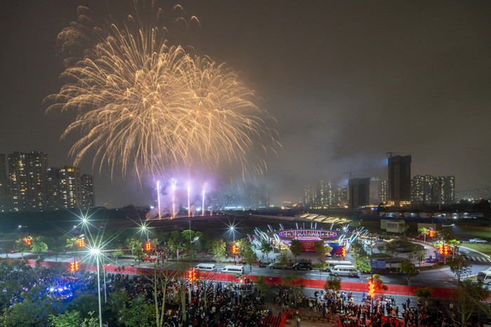 艺术音乐烟花秀点亮佛山新城的夜空。.jpg