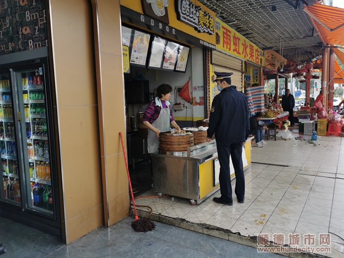 2月1日，在古楼市场周边处理商铺占道经营.jpg