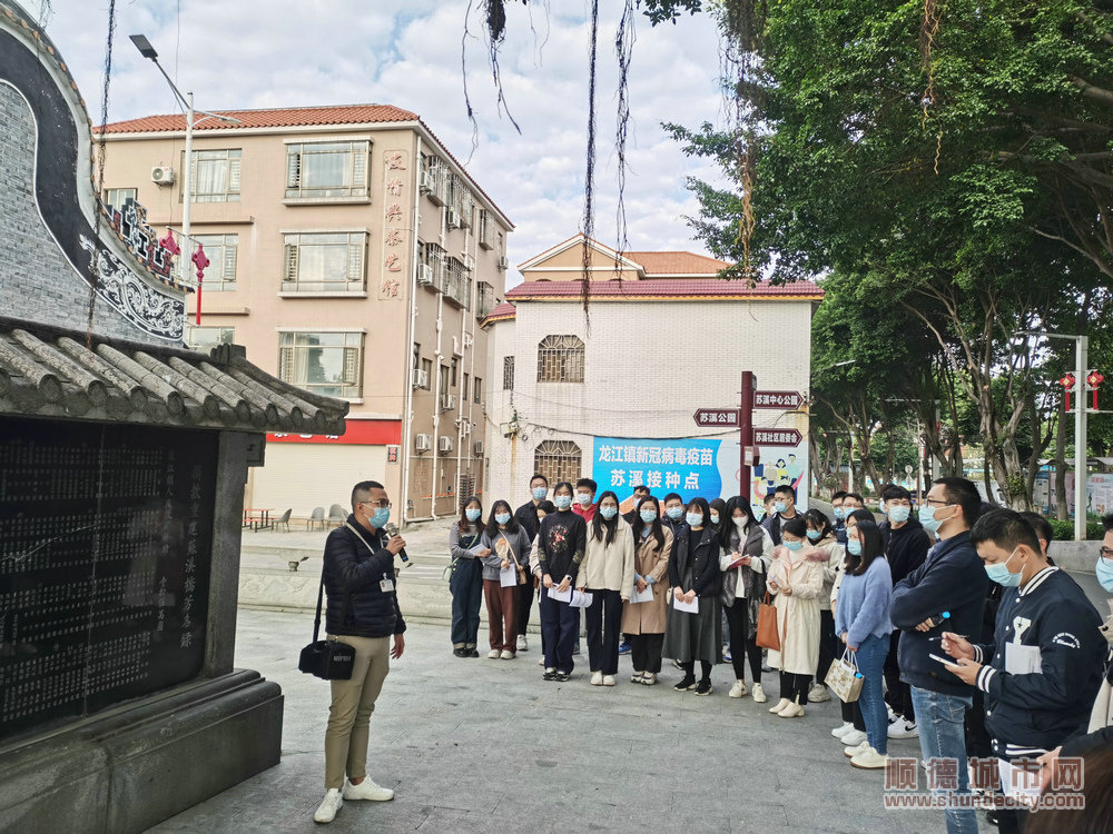 学员们在苏溪社区参观学习.jpg