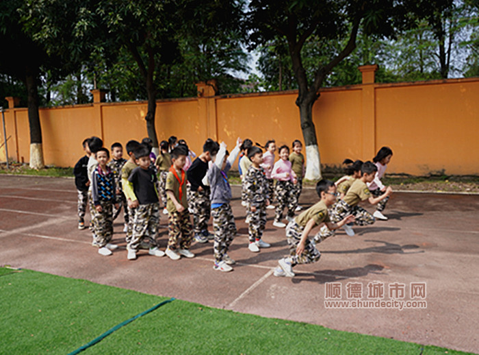 学生们通过国防教育全面发展。.jpg