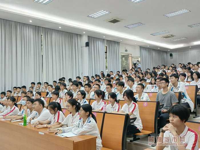 同学们聚精会神听取科普报告.jpg