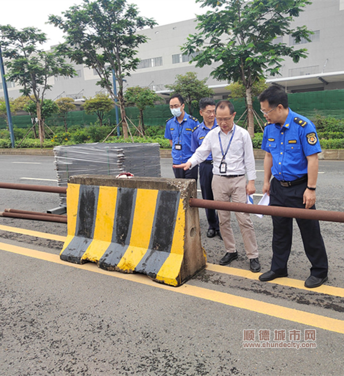 区城市管理和综合执法局主任罗智刚带队本次联合整治行动。.jpg