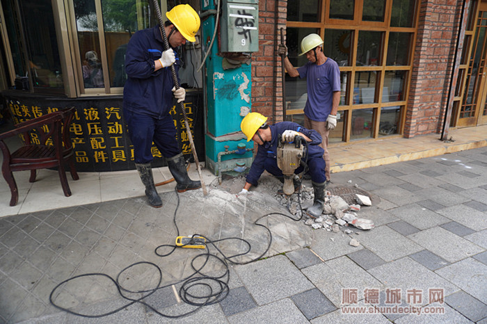 第一时间奔赴抢修现场，图为顺德城市供水人正在开凿路面。.jpg