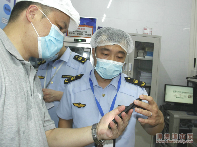 1.在顺德一中考点，检查人员查看考点开展食品安全相关的培训记录。.JPG