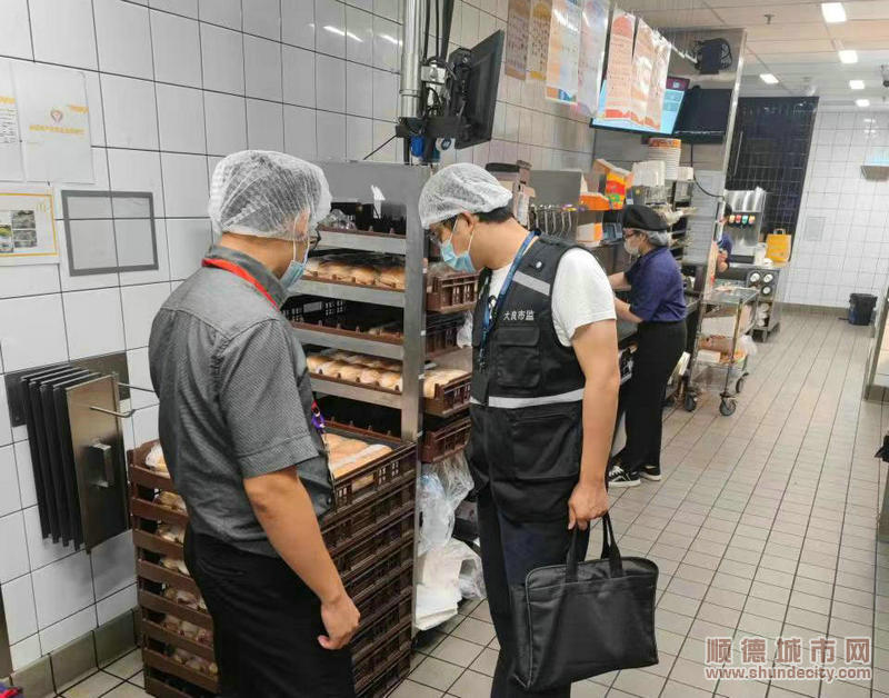 2019工作人员对考点学校周边食品销售店进行检查。.jpg