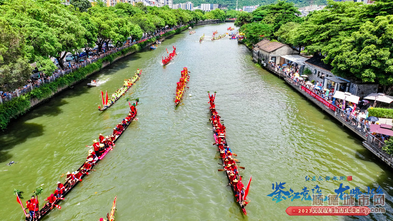 005龙舟巡游已吸引市民无数。.jpg