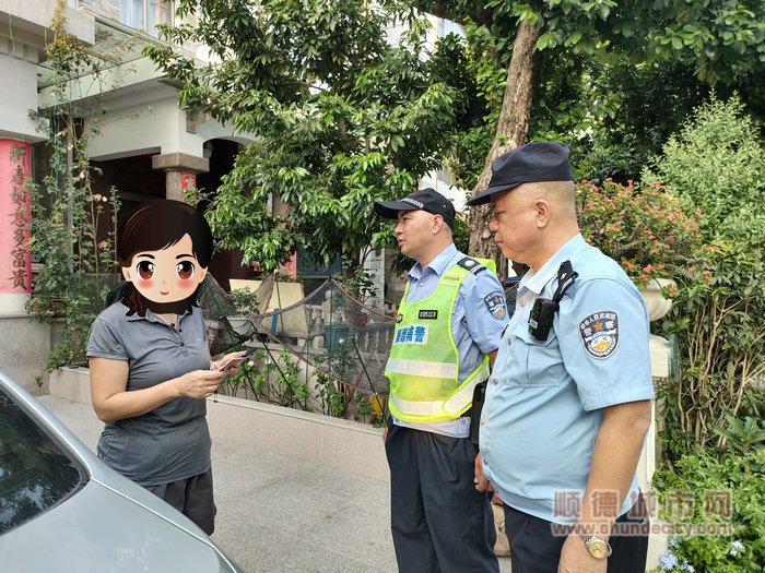 陈村派出所民警向群众讲解诈骗套路.jpg