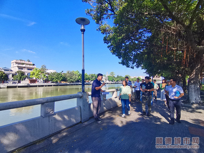 大众评审现场调研，对河涌进行打分并建言献策。 (1).jpg