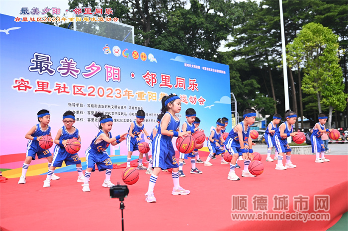 幼儿开场表演.jpg