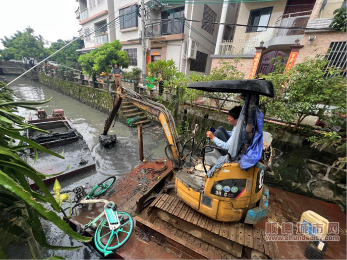 岳步南头银桂路北侧黑臭河涌整治清淤现场。.png