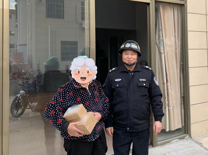 警辅人员送老人回家。.jpg