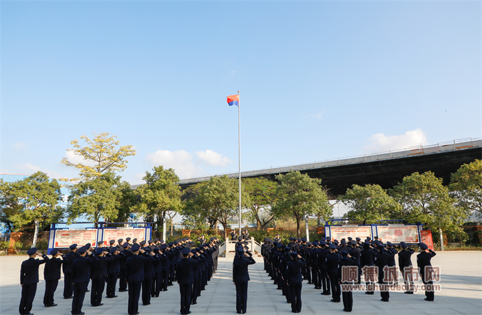 顺德边检站举行升警旗仪式.jpg