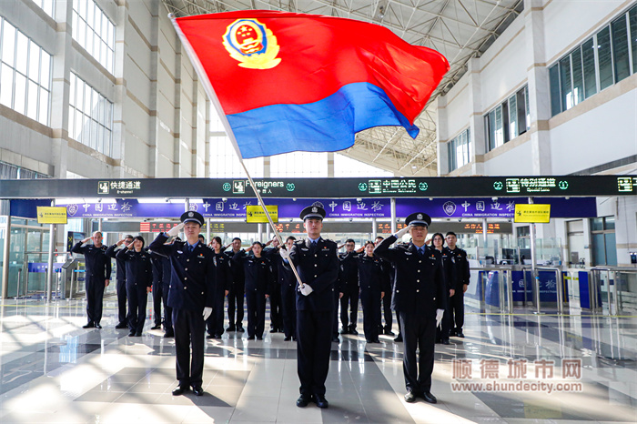 顺德边检站向全体民警职工发出号召，激励大家要忠实履行好维护国家政治安全和国门安全稳定的神圣使命.jpg