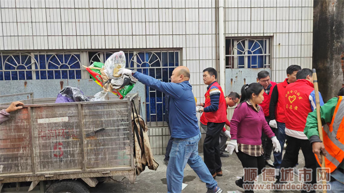 均安生态所工作人员参与仓门社区清洁行动，清理占道垃圾。.jpg