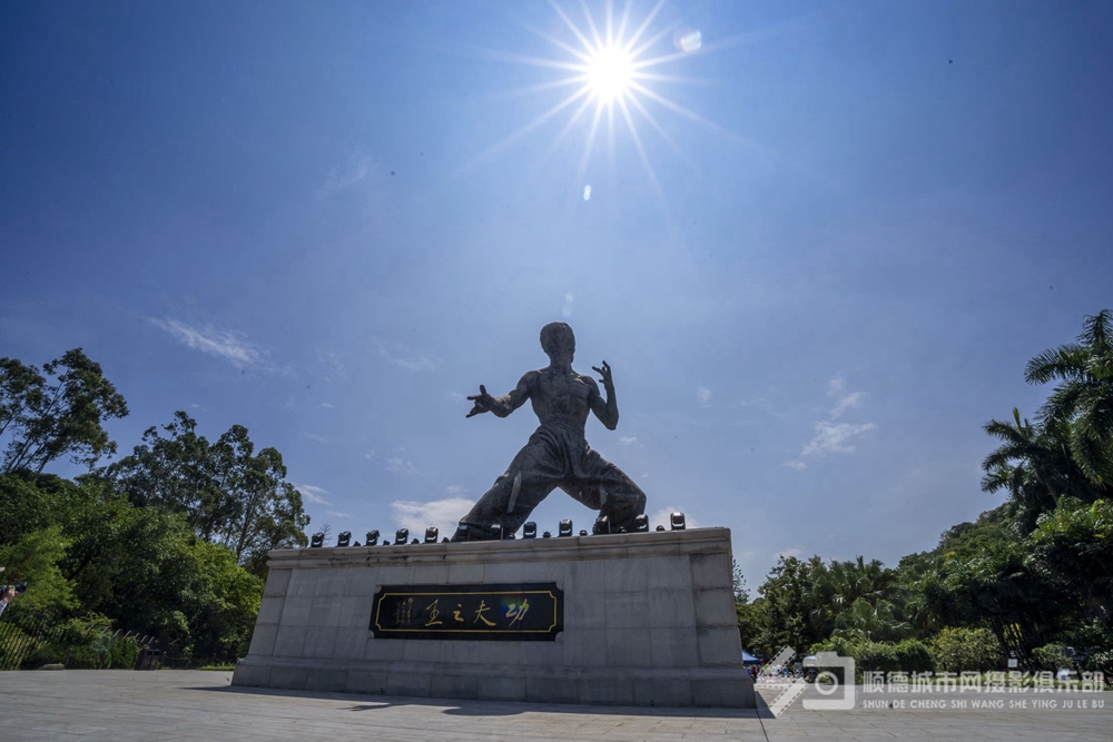 只巨大的李小龙铜像嘉立在那里，目视远方，神态威猛。（顺德城市网摄影俱乐部“酒是故乡醇”）.jpg