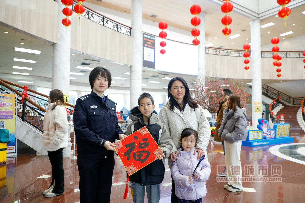 【8】除夕当天，顺德边检站民警向返乡旅客送上新春的美好祝愿.jpg