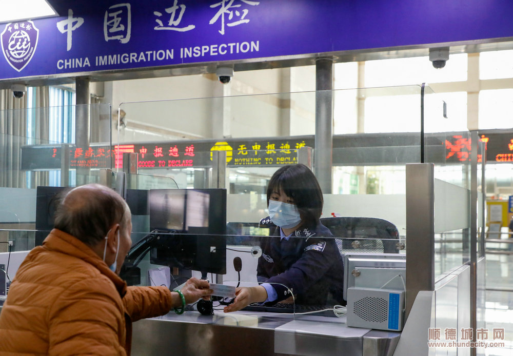 顺德边检站为旅客提供便捷温馨通关服务.jpg