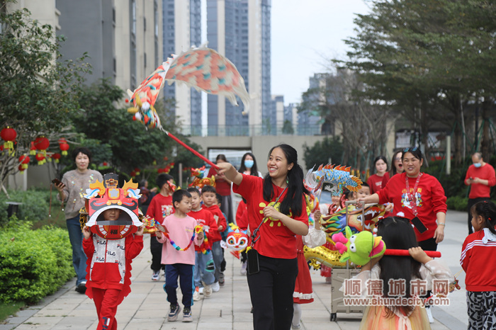 老师、孩子挥动着长龙_副本.jpg