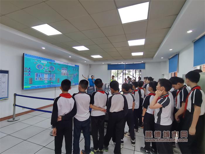 富教小学学生参观污水处理厂.jpg