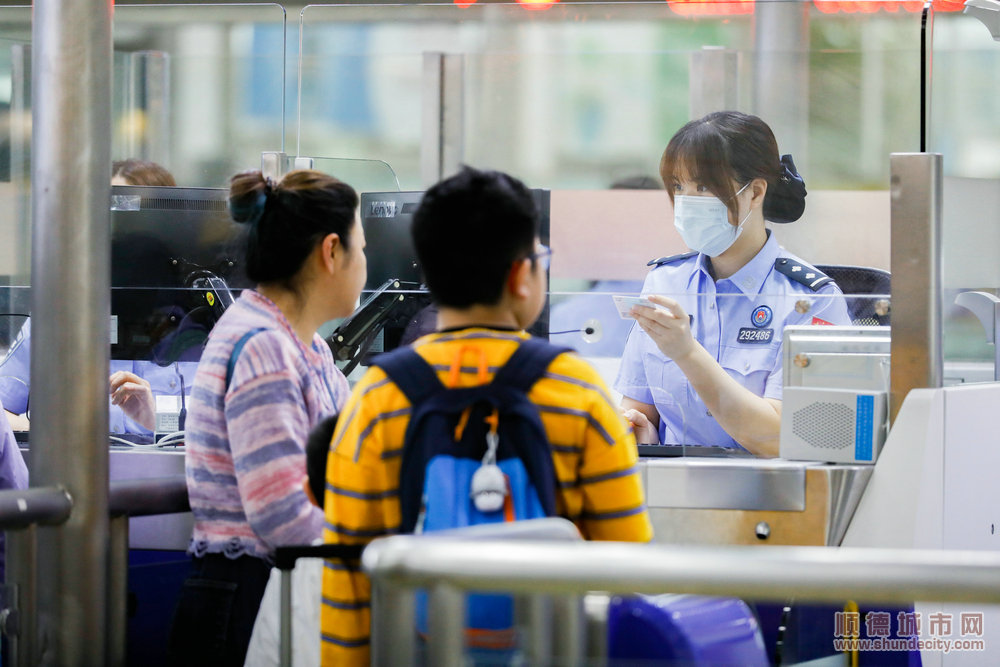 顺德边检移民管理警察为旅客办理边检手续.JPG