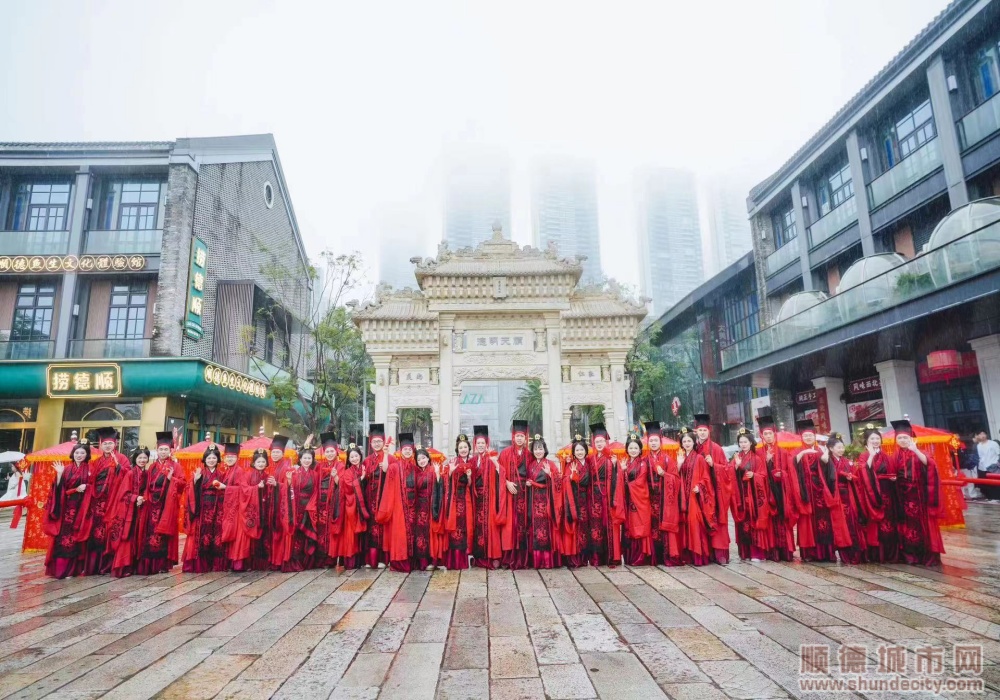 参与中式婚礼的新人们.jpg