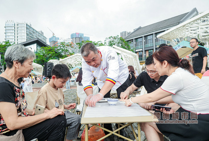 顺德非遗项目[炸牛奶制作技艺]代表性传承人在非遗日教市民制作鸡仔瓶的制作要点.jpg