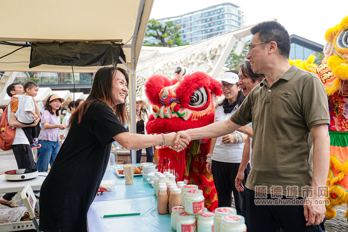 张常委跟顺德非遗项目【牛乳制作技艺】代表性传承人周慧贞握手送生意兴隆祝福.jpg