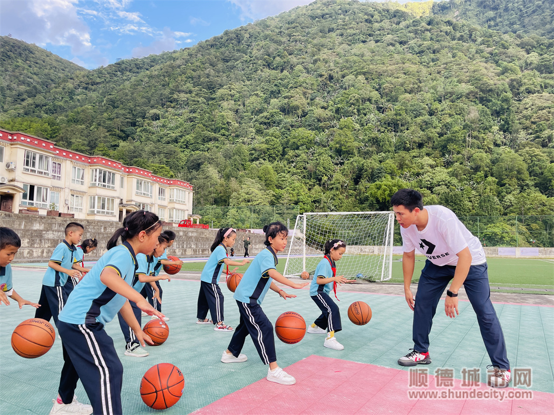 均安中心小学陈舜殷老师进行篮球操教学2.jpg