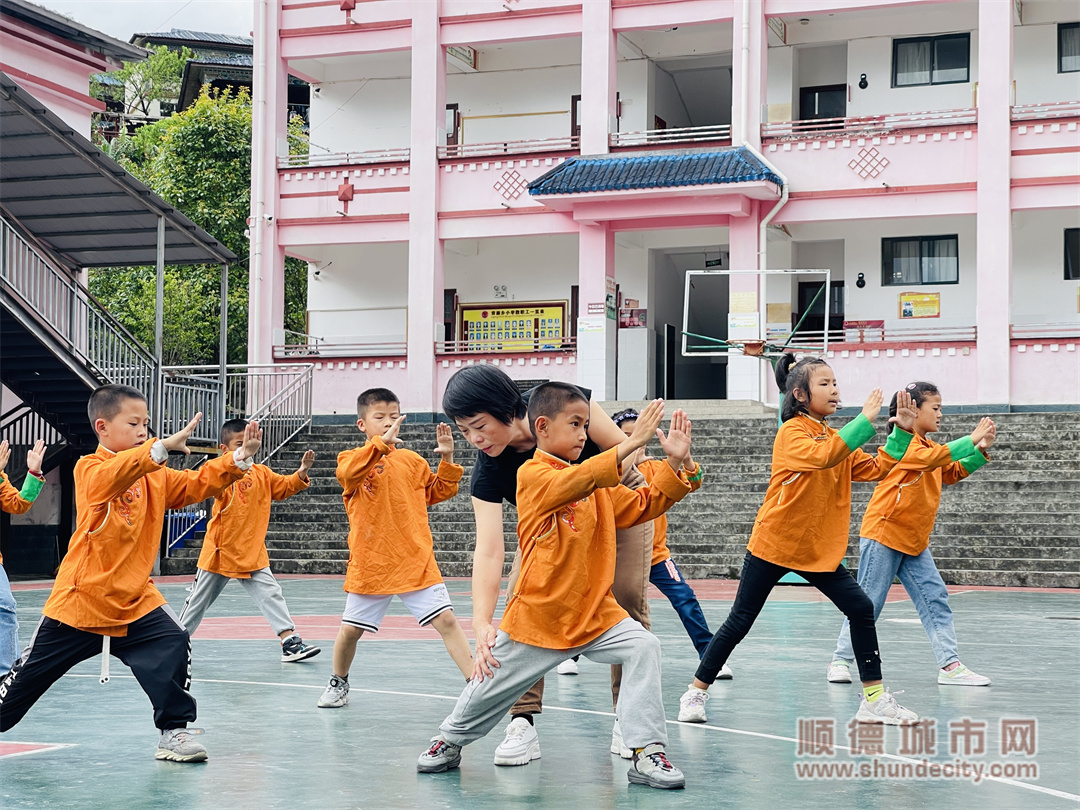 均安中心小学谢健萍老师进行武术操教学2.jpg