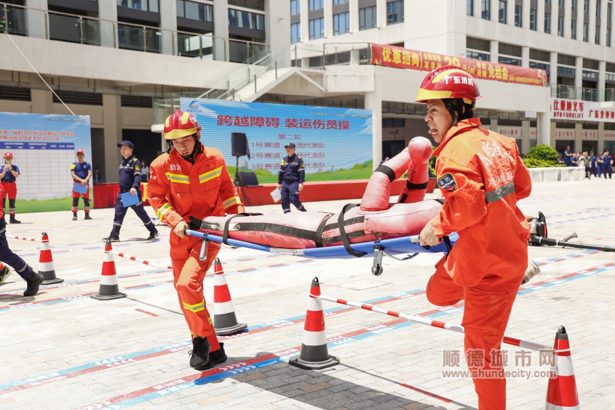 跨越障碍，装运伤员。.jpg