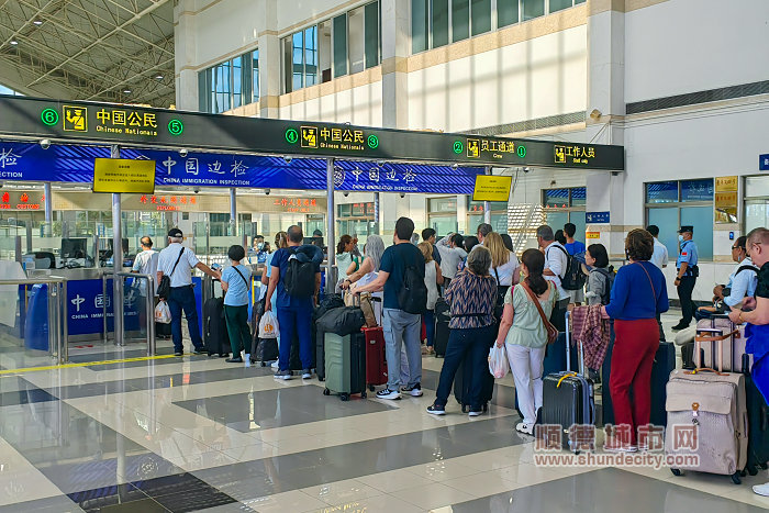 暑假期间，境外旅客和外国旅行团纷纷前来顺德打卡.jpg