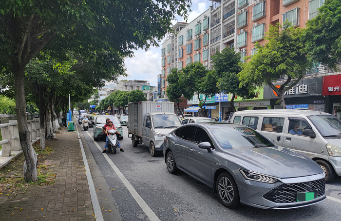 建设路与银城路交叉路口整改前交通拥堵、车辆排“长龙”.png