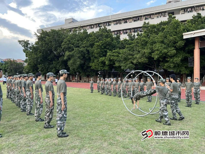 莘村中学国防班学生进行抗眩晕滚圈训练。.jpg