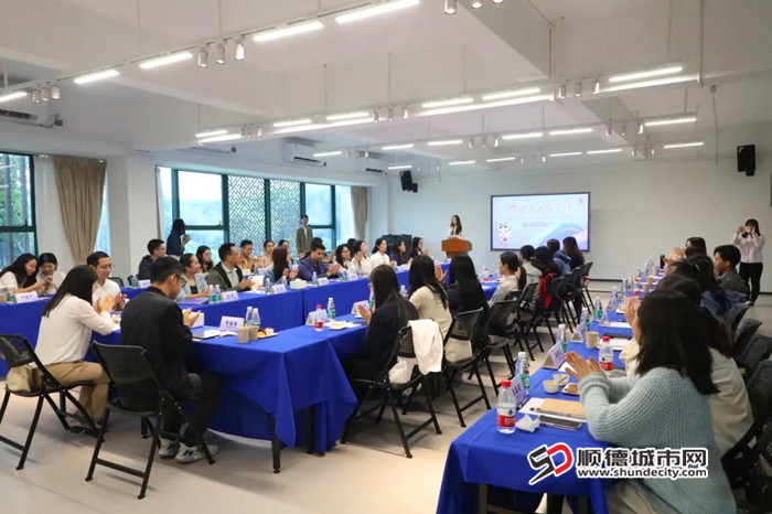 召开毕业生党员与高层次人才座谈会。.jpg