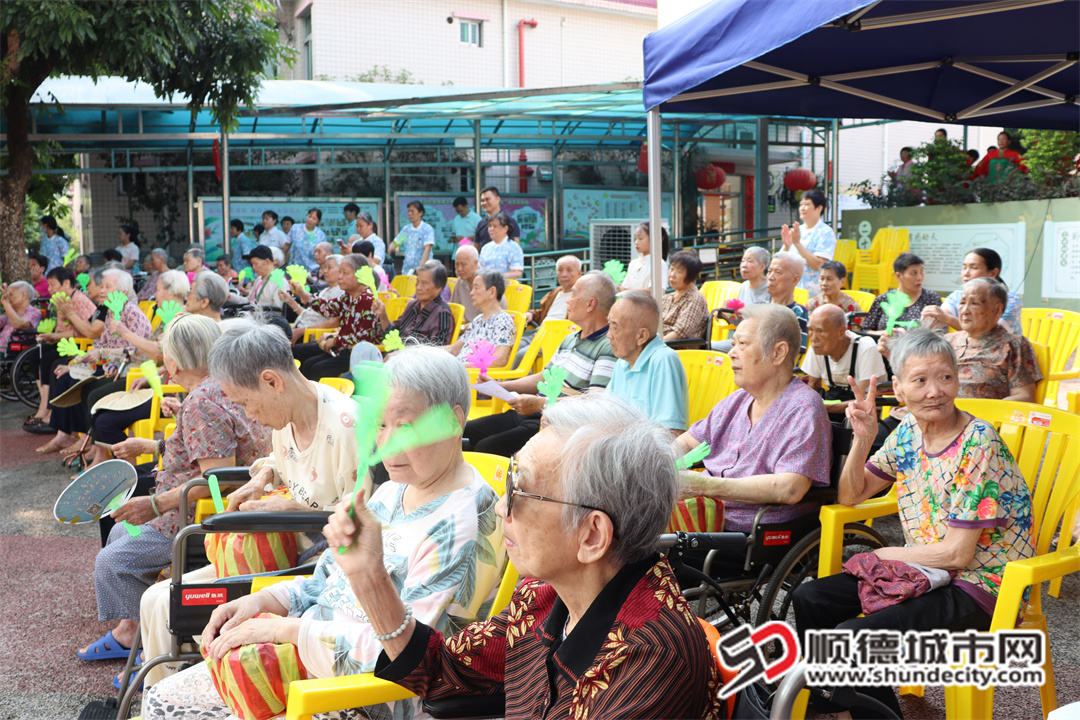 “顺德区颐养院占地53579.39平方米，建筑面积11474.13平方米，绿化覆盖面积约30000平方米，设置床位276张，为60岁以上长者提供康养服务。”颐养院相关负责人称，听说有小朋友来探望、表演，老人们都十分高兴。.jpg